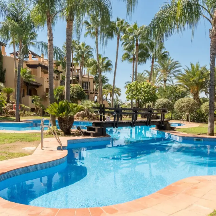 Sale of middle floor apartment in Estepona