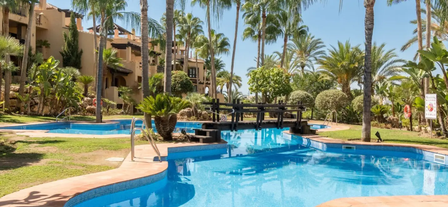 Sale of middle floor apartment in Estepona 0