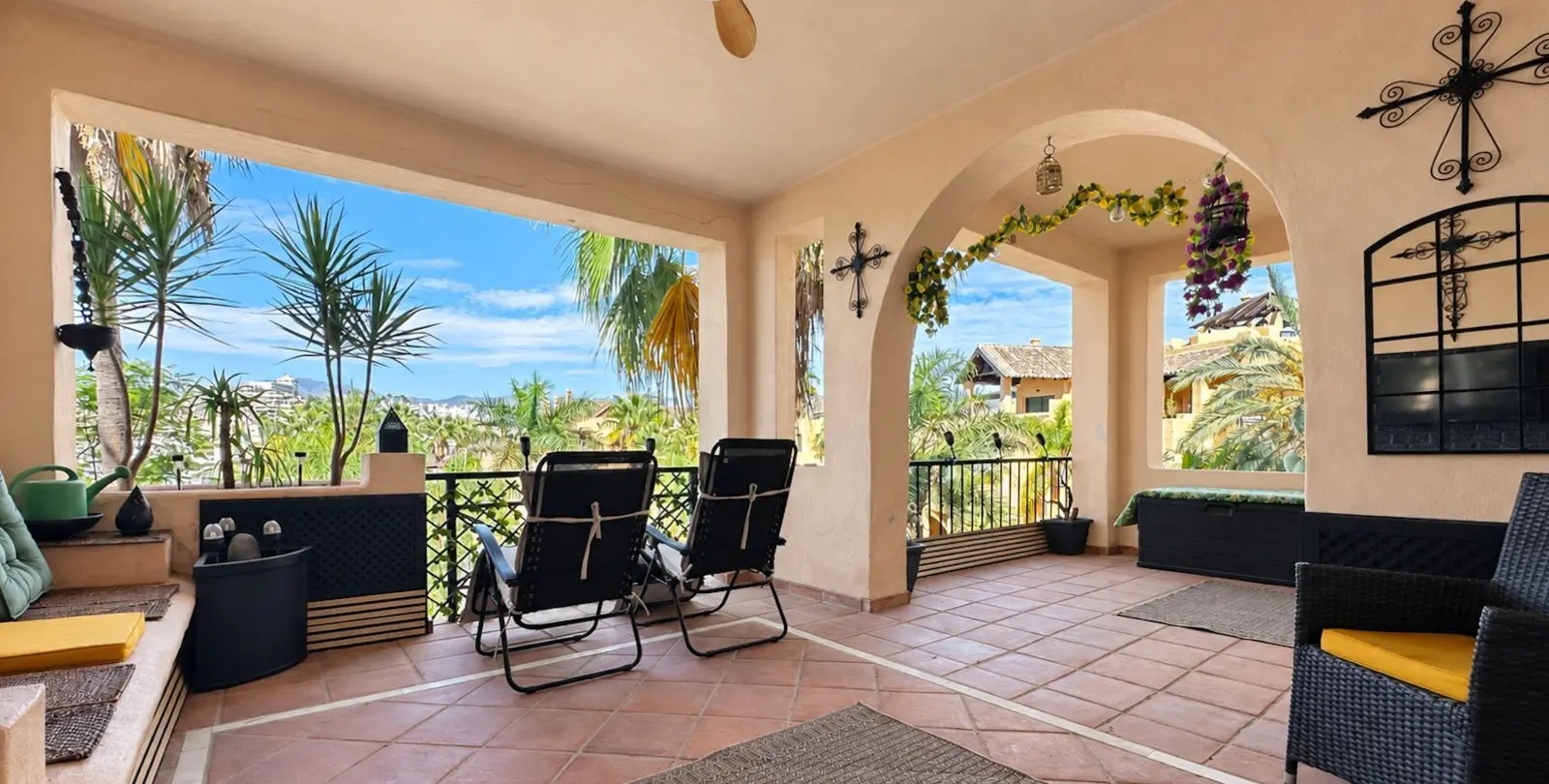 Sale of middle floor apartment in Estepona 2