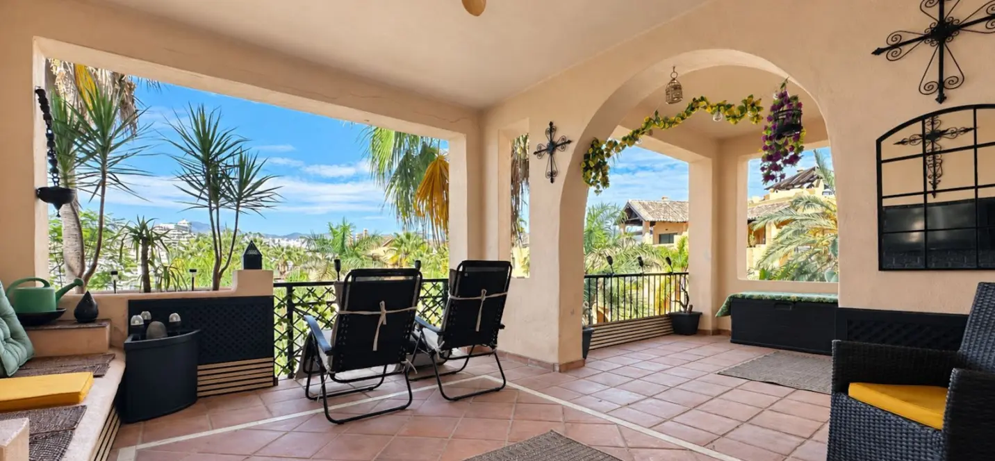 Sale of middle floor apartment in Estepona 1