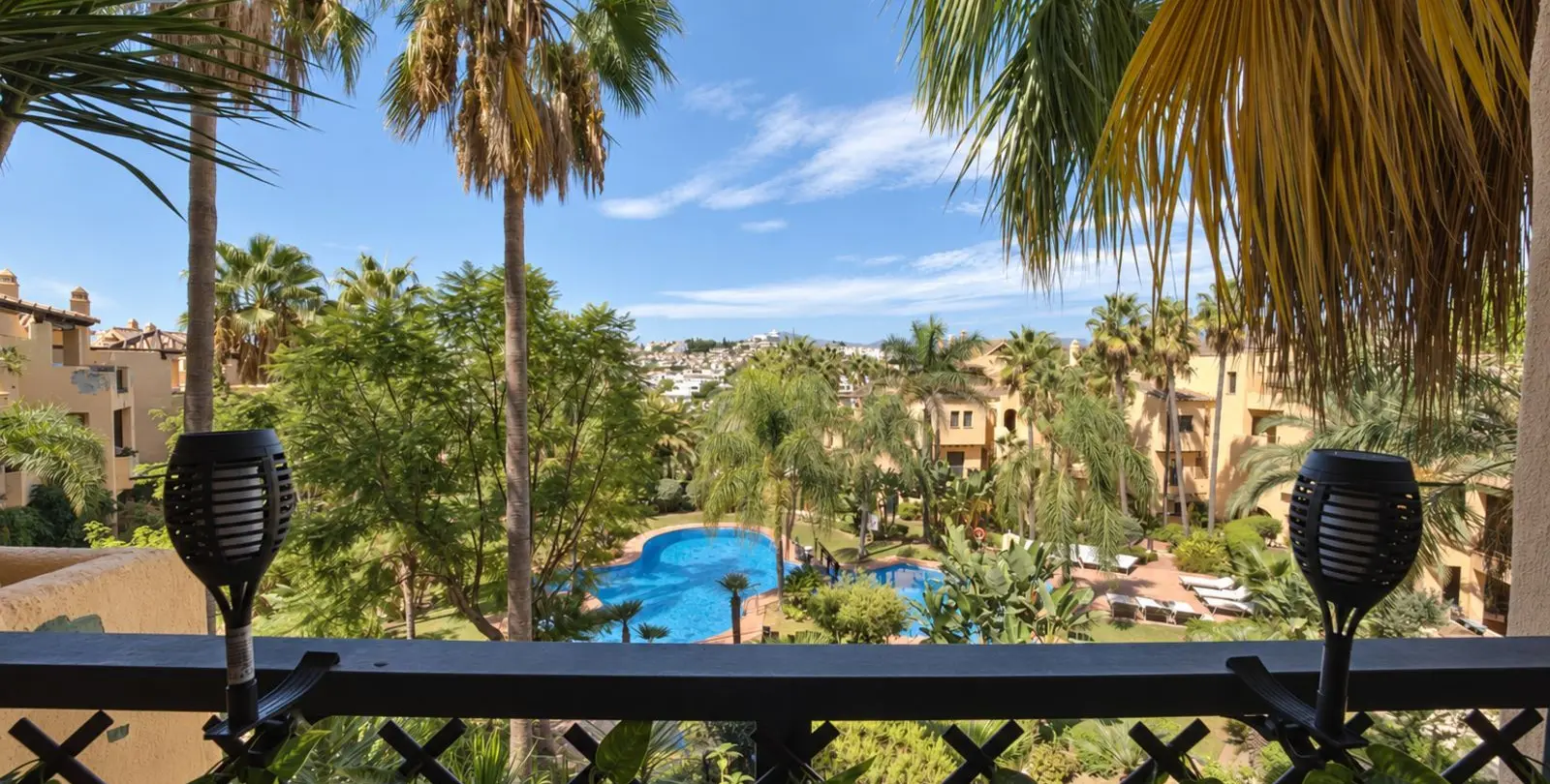 Sale of middle floor apartment in Estepona 3
