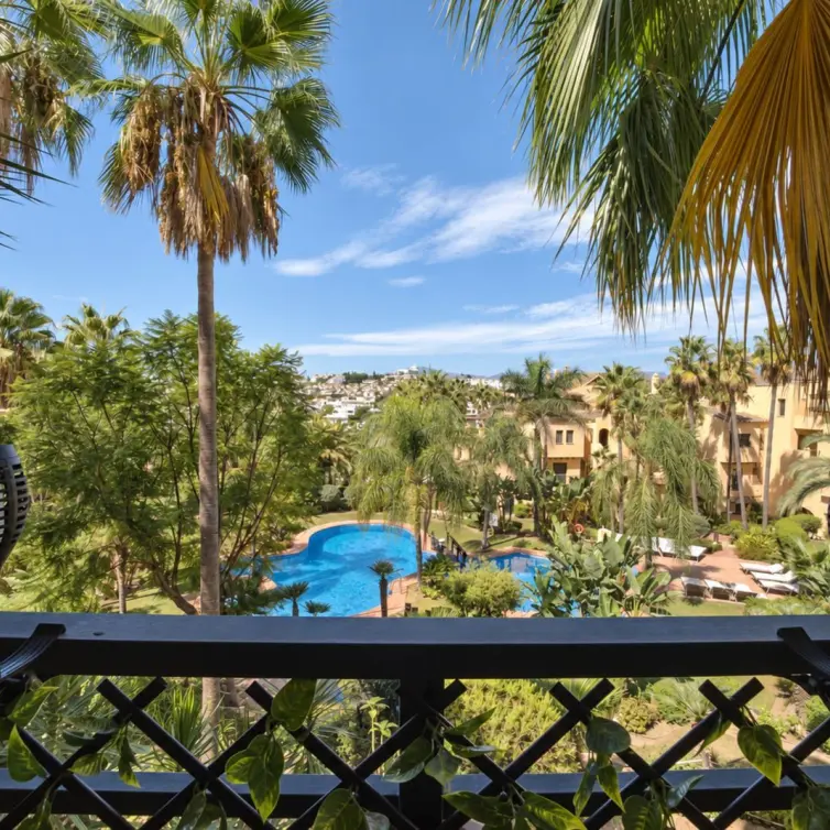 Sale of middle floor apartment in Estepona