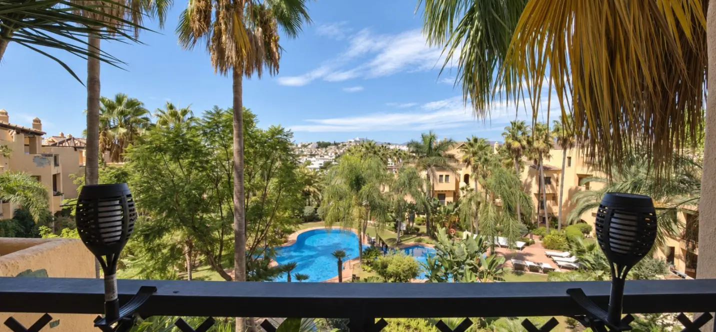 Sale of middle floor apartment in Estepona 2