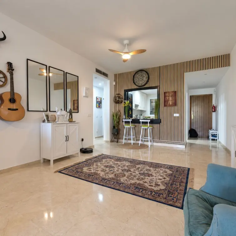 Sale of middle floor apartment in Estepona