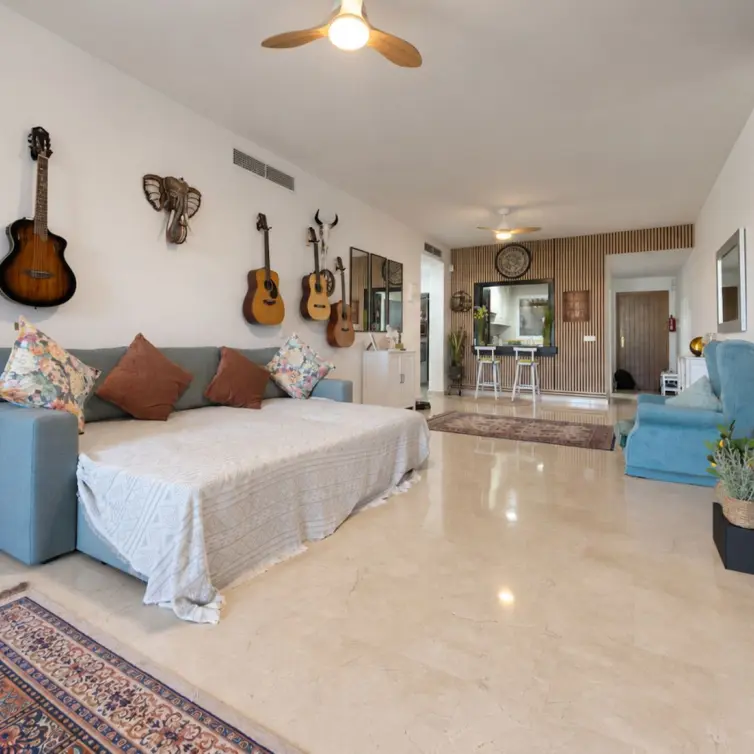 Sale of middle floor apartment in Estepona