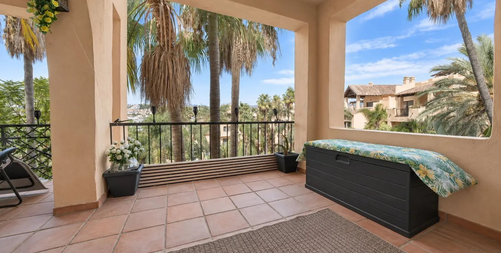 Sale of middle floor apartment in Estepona 10