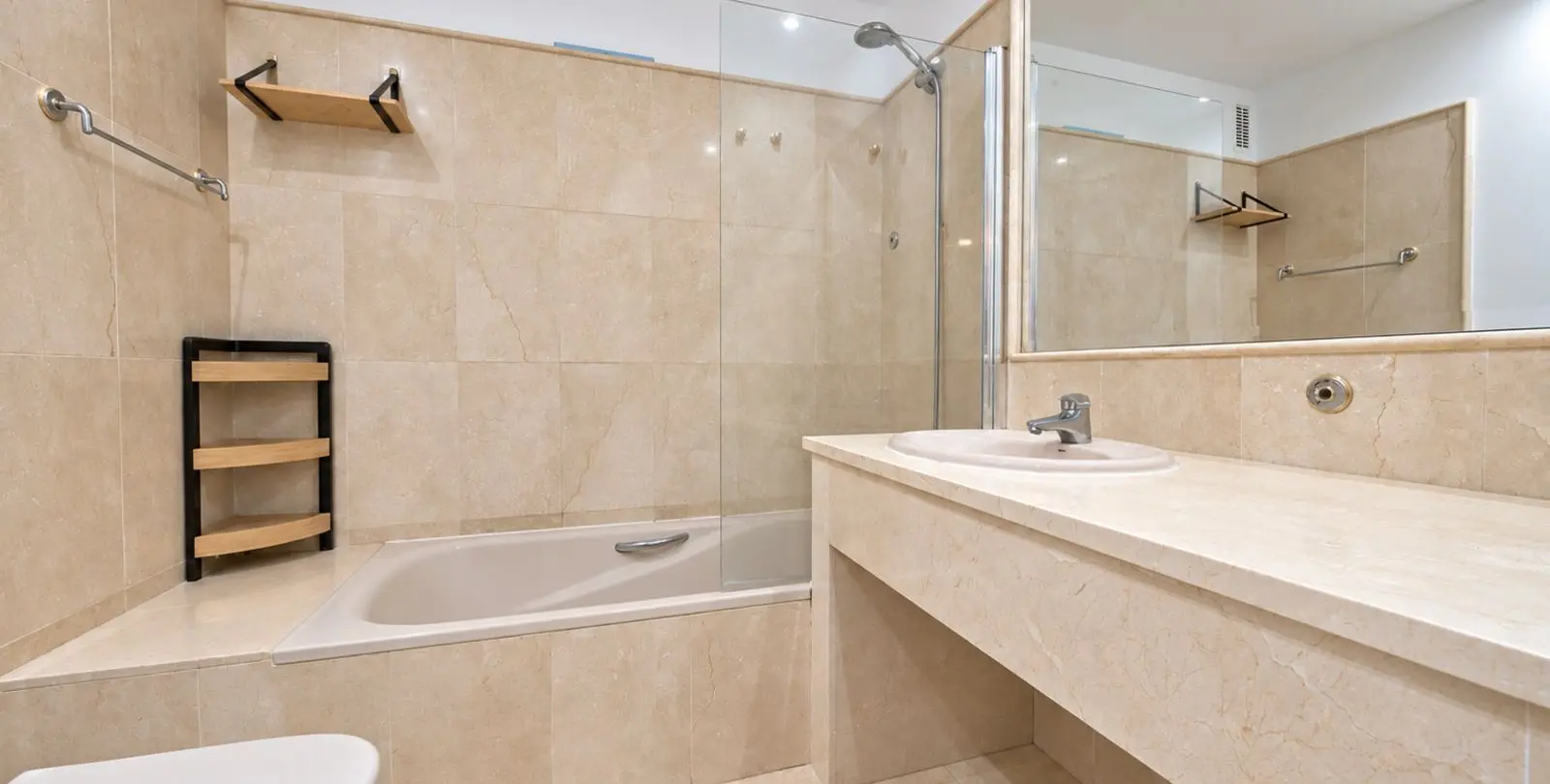 Sale of middle floor apartment in Estepona 16