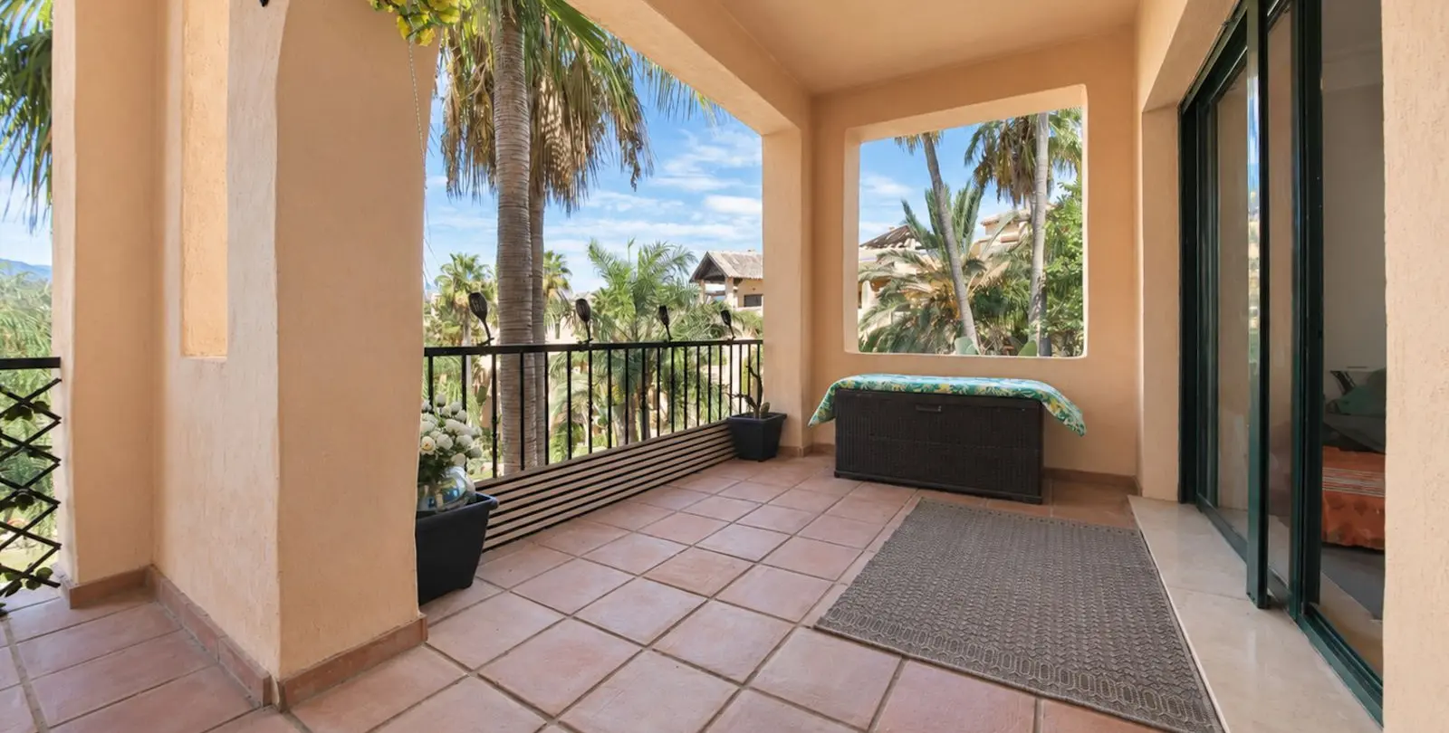 Sale of middle floor apartment in Estepona 17