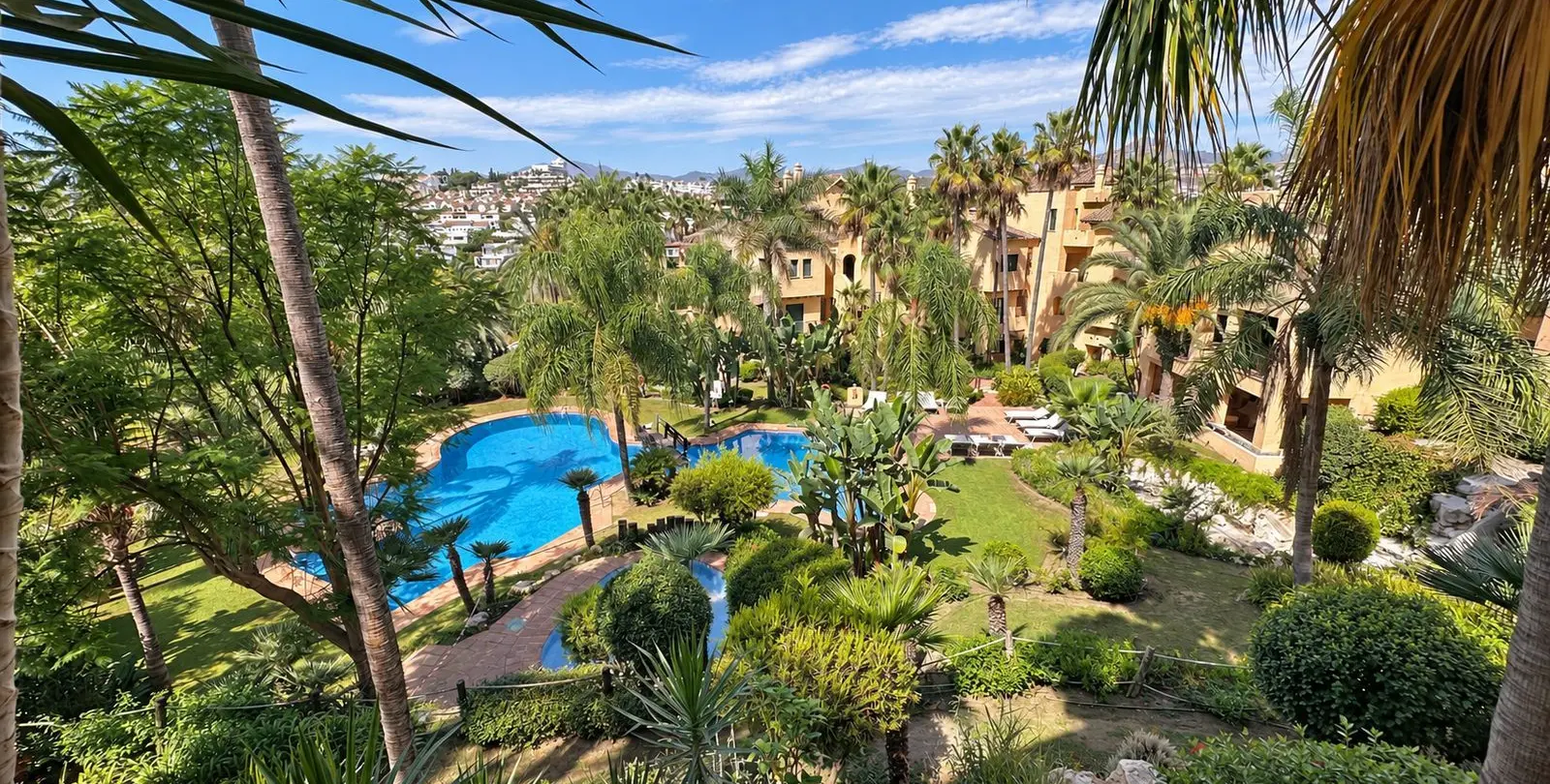 Sale of middle floor apartment in Estepona 19