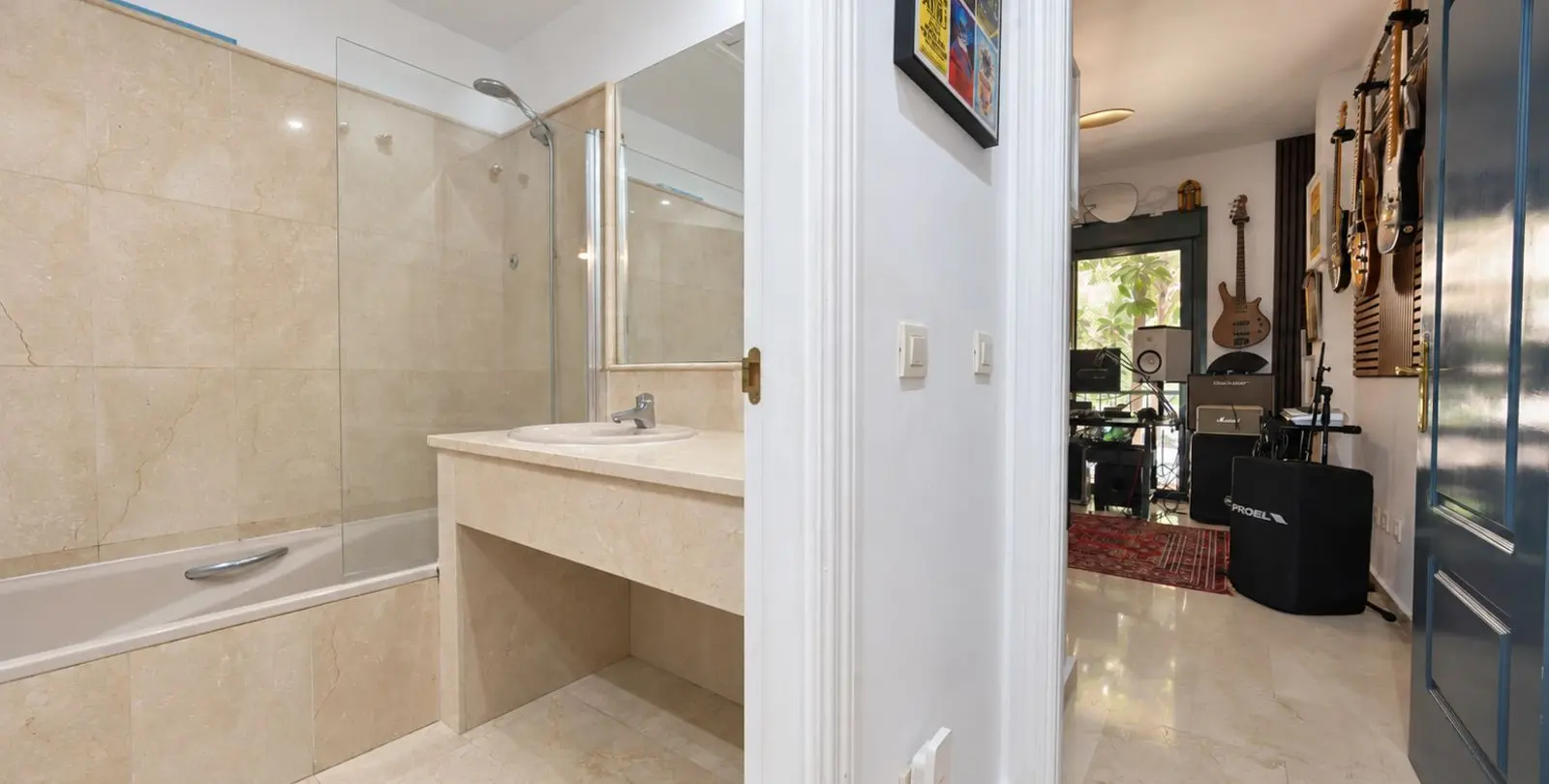 Sale of middle floor apartment in Estepona 24