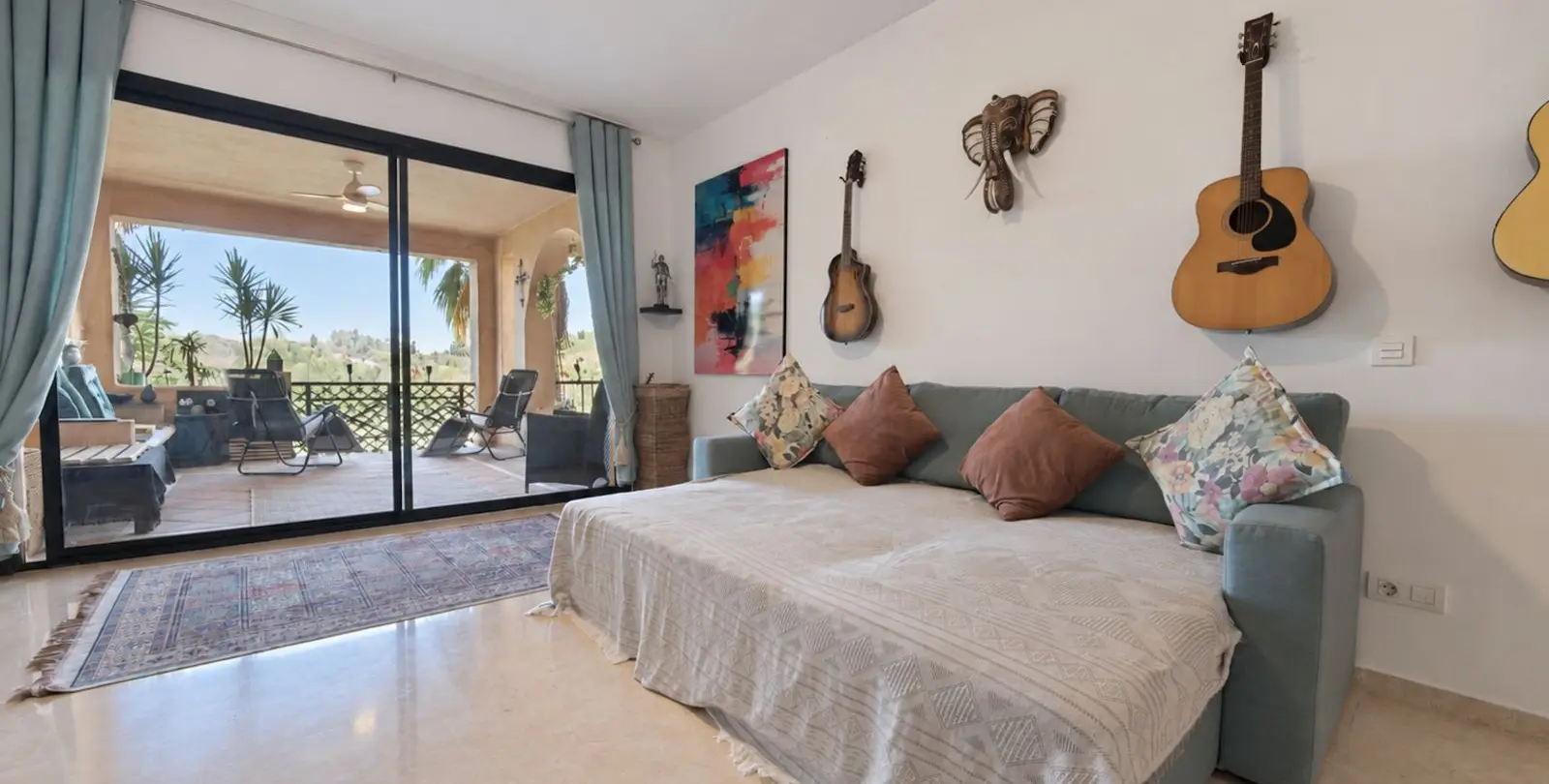 Sale of middle floor apartment in Estepona 28