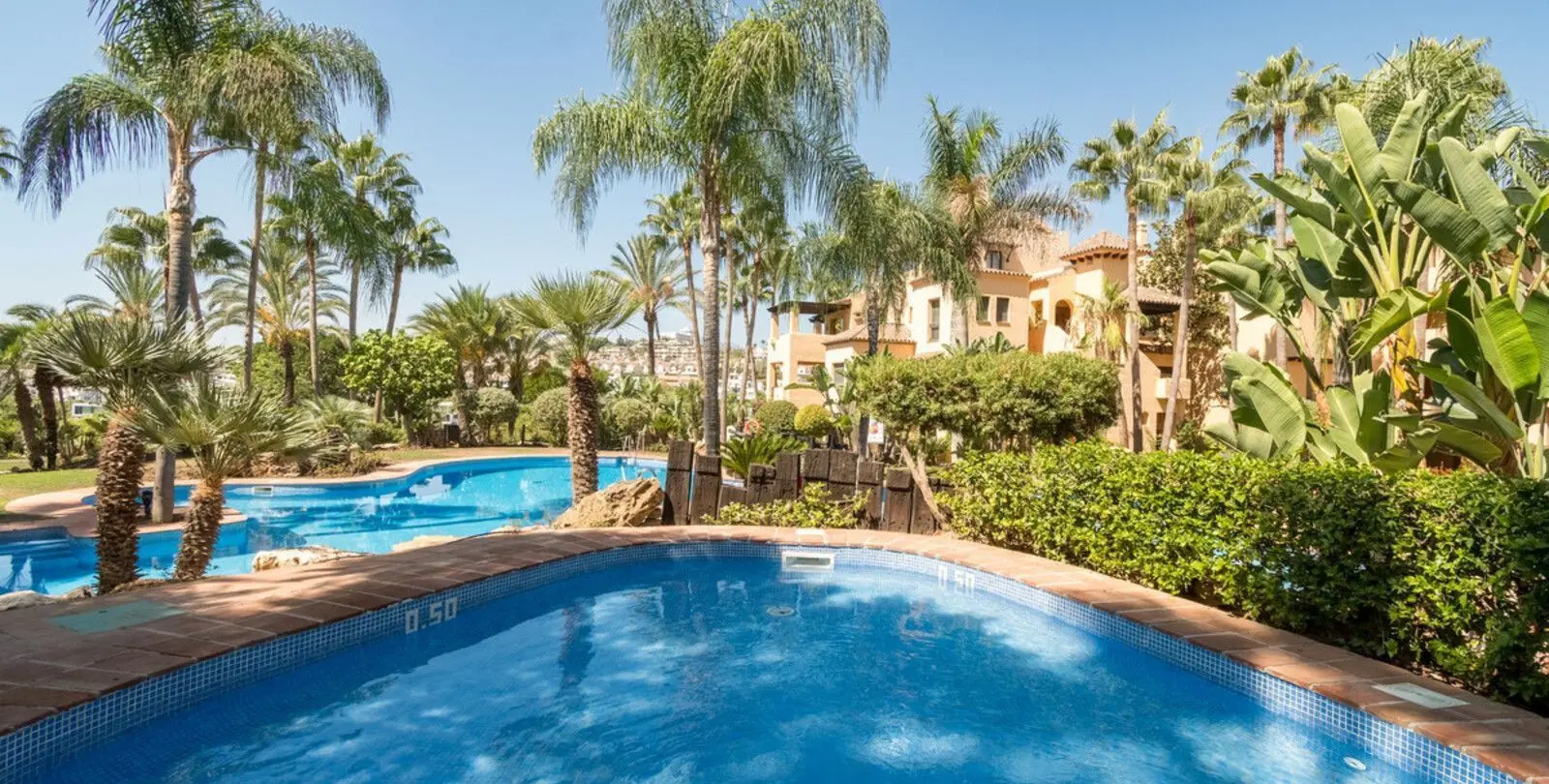 Sale of middle floor apartment in Estepona 34