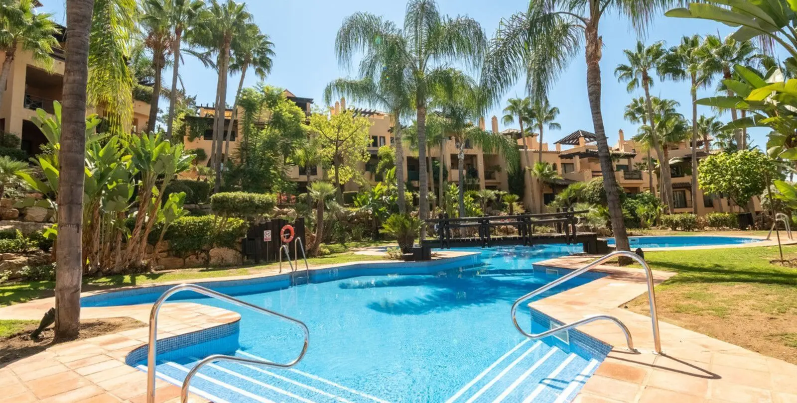 Sale of middle floor apartment in Estepona 35