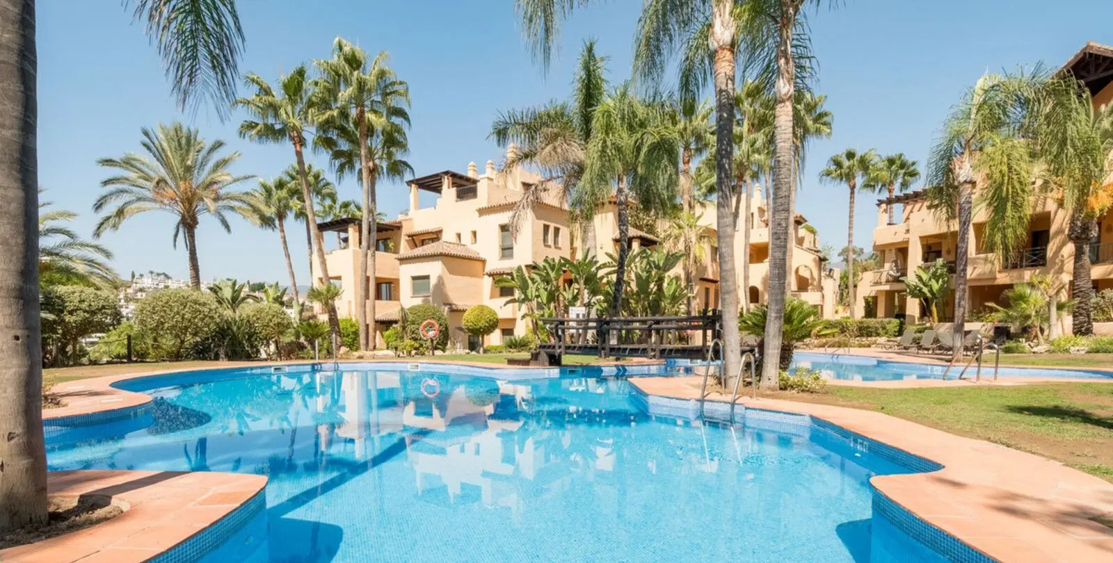 Sale of middle floor apartment in Estepona 36