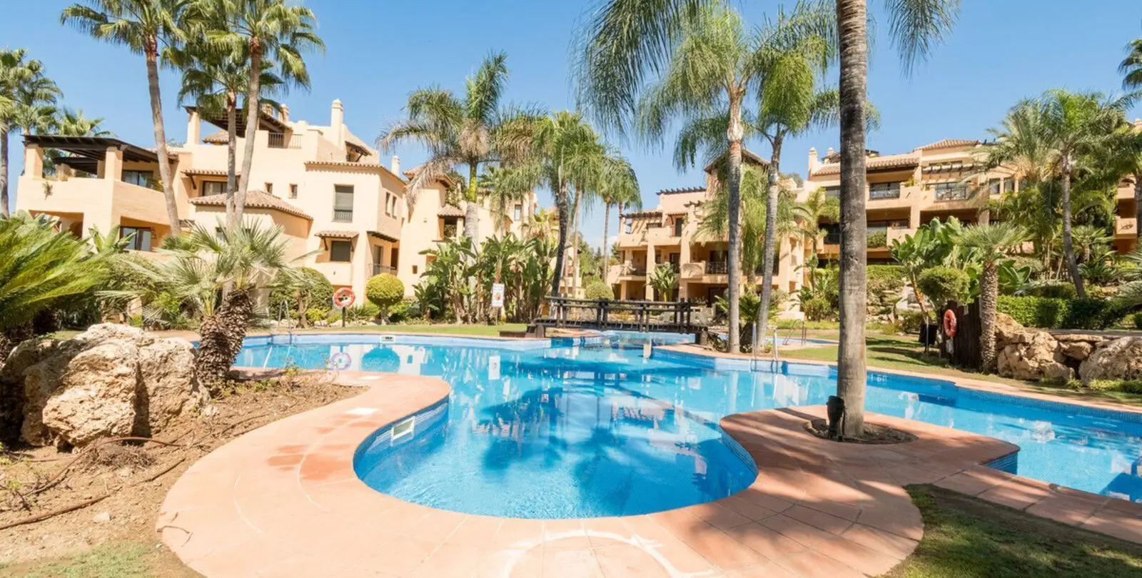 Sale of middle floor apartment in Estepona 37