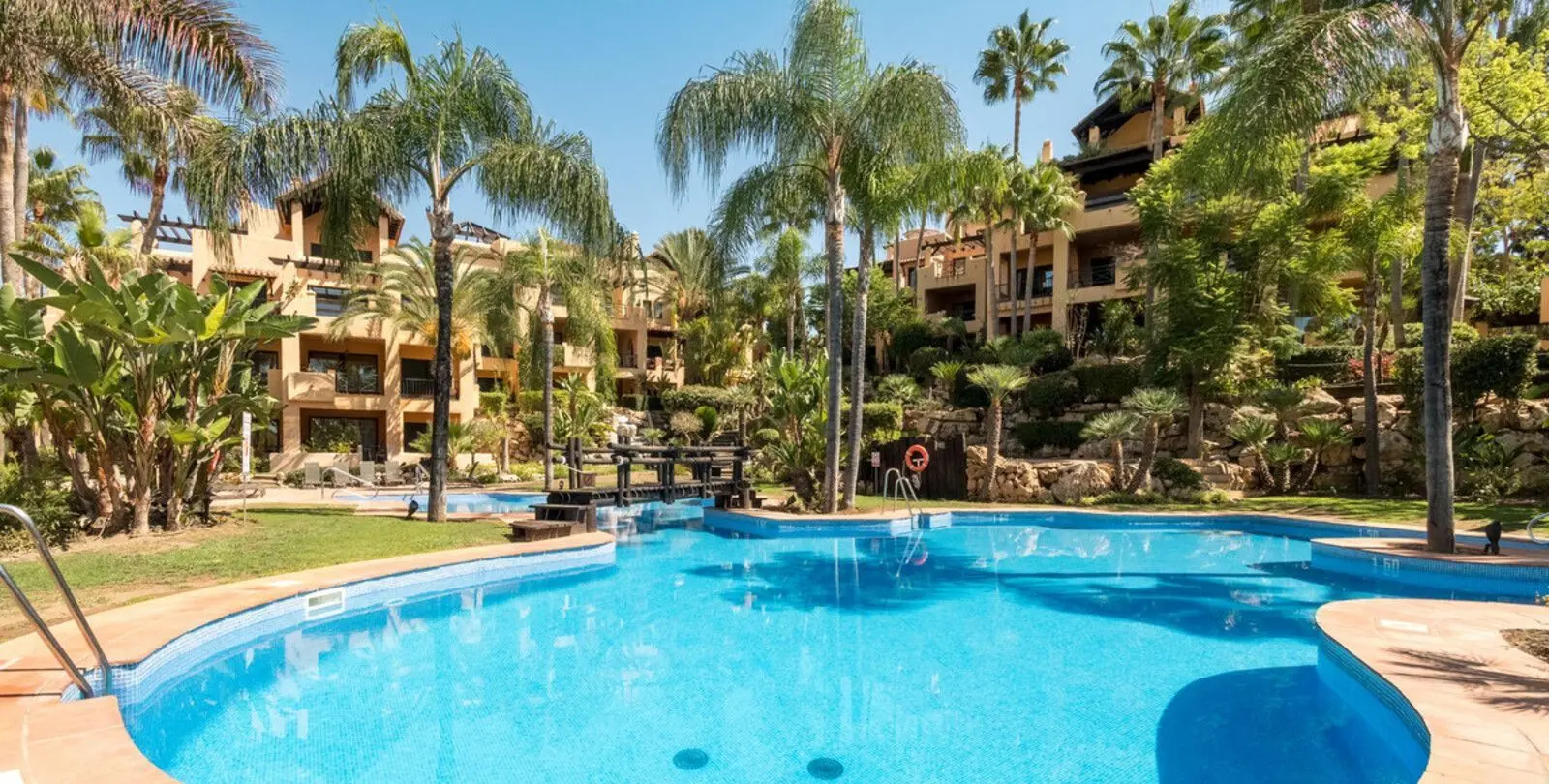 Sale of middle floor apartment in Estepona 39