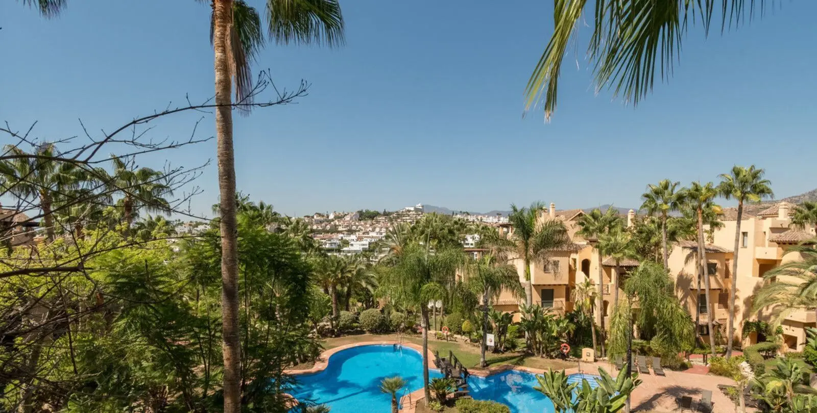 Sale of middle floor apartment in Estepona 40