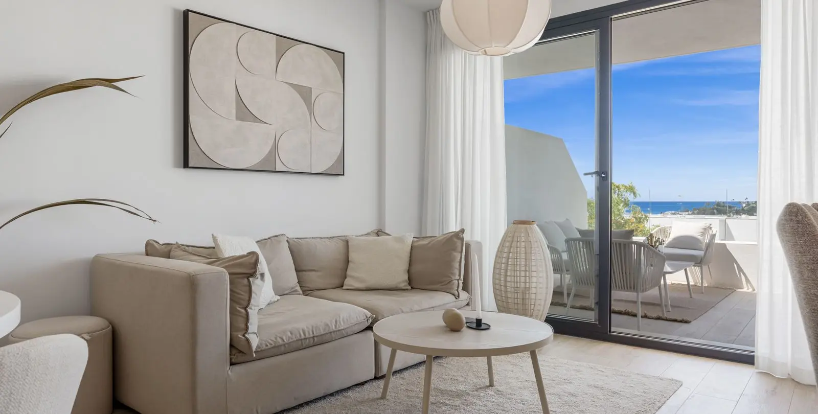 Venta de apartamento en planta media en Estepona 1