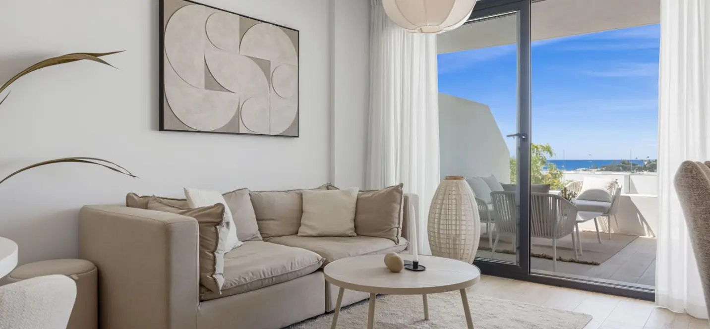 Venta de apartamento en planta media en Estepona 0