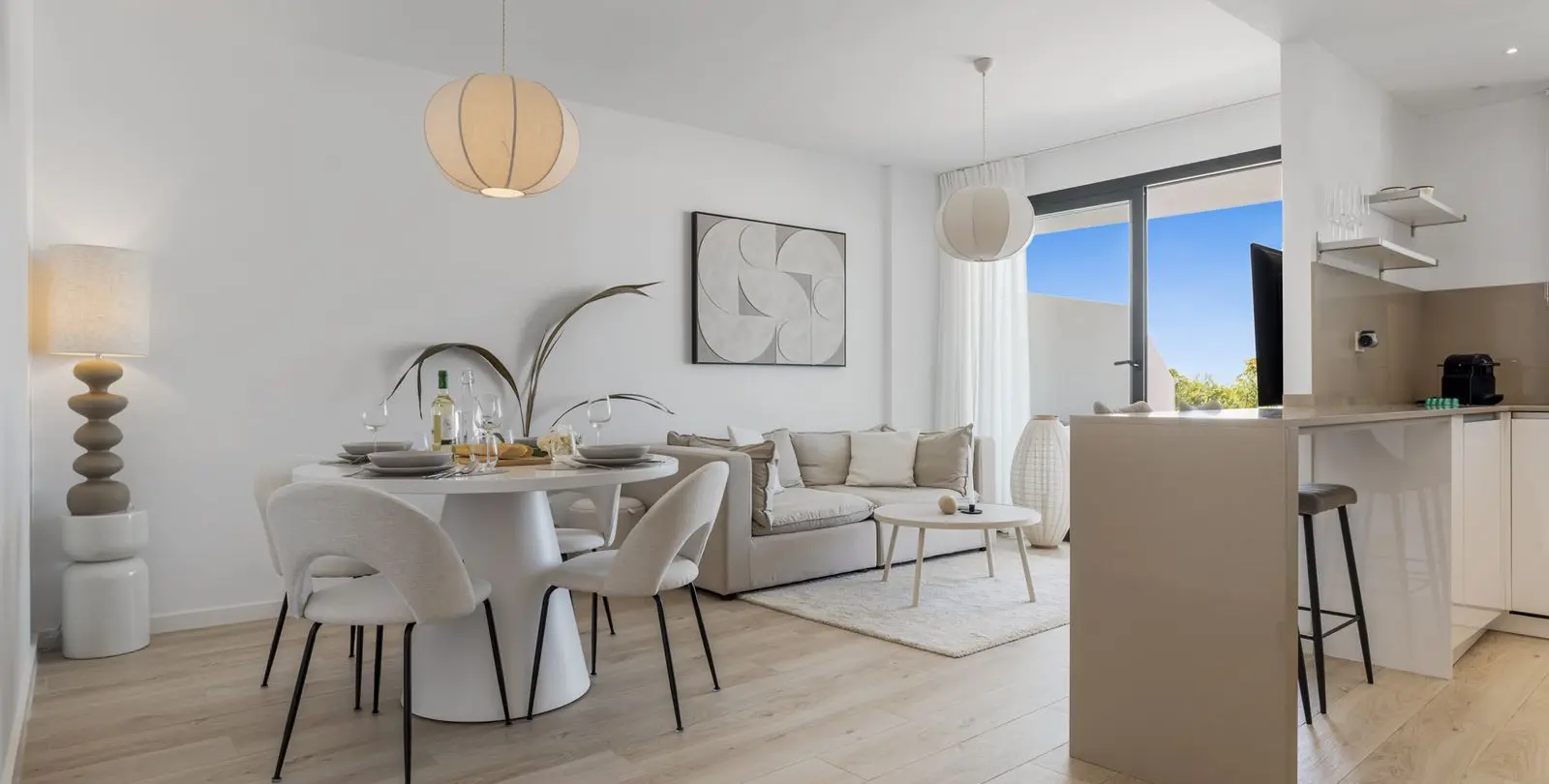 Venta de apartamento en planta media en Estepona 2