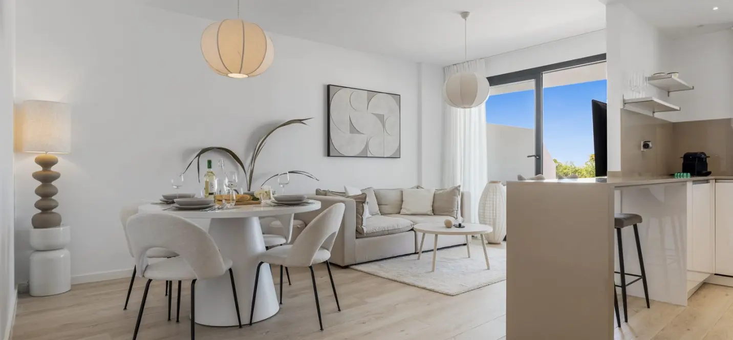Venta de apartamento en planta media en Estepona 1