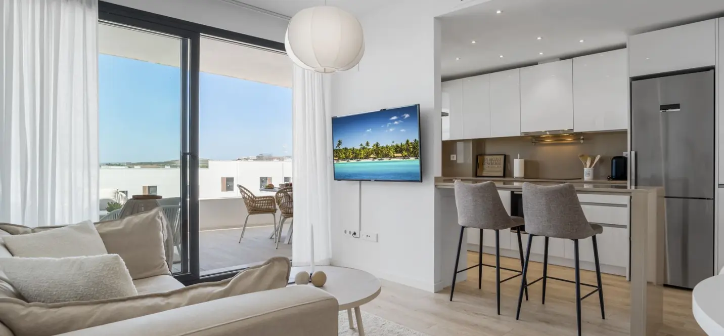 Venta de apartamento en planta media en Estepona 2