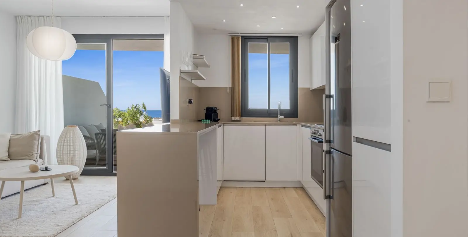 Venta de apartamento en planta media en Estepona 4