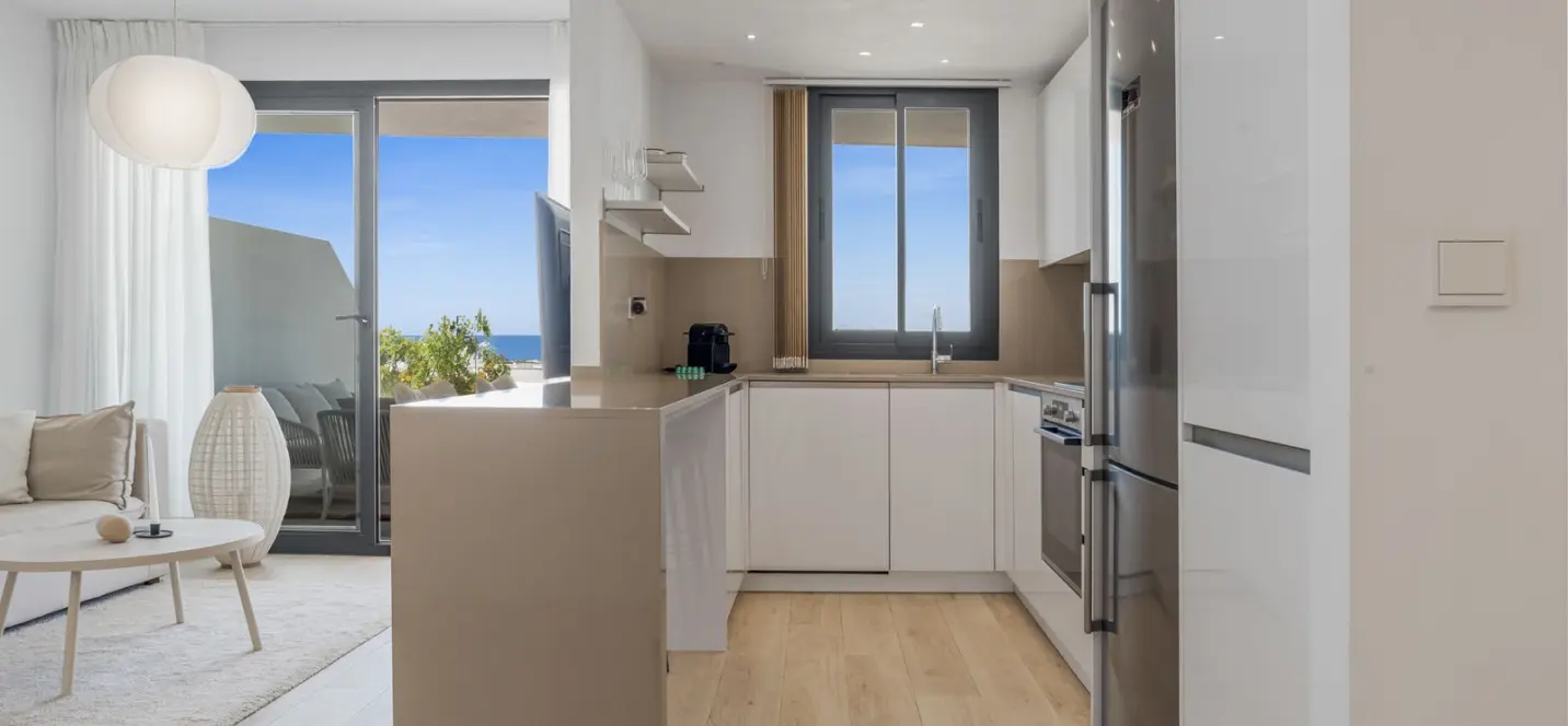 Venta de apartamento en planta media en Estepona 3