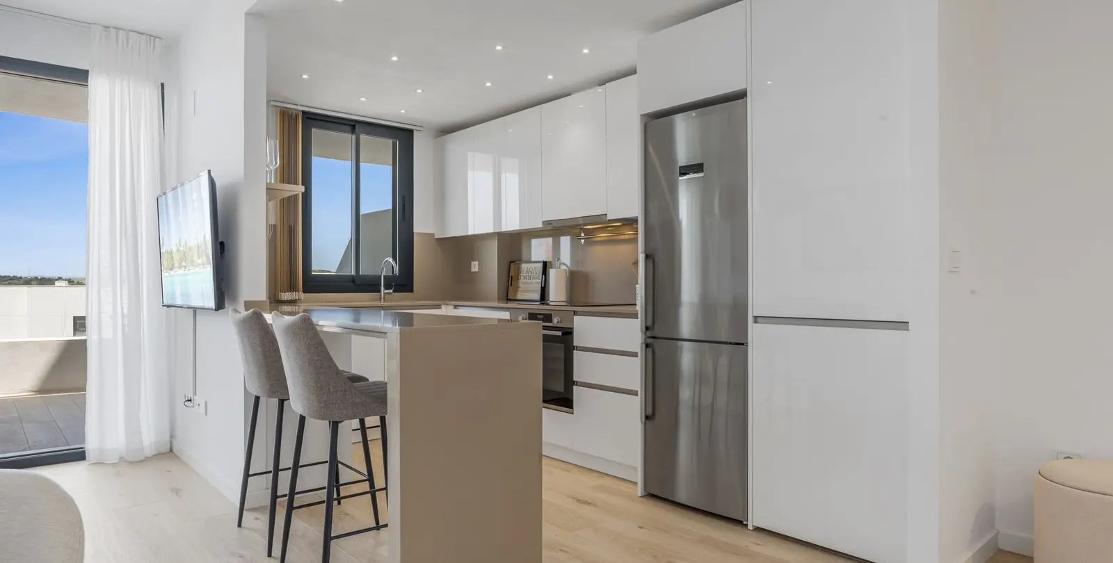 Venta de apartamento en planta media en Estepona 6