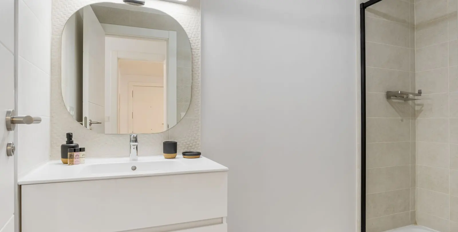 Venta de apartamento en planta media en Estepona 12