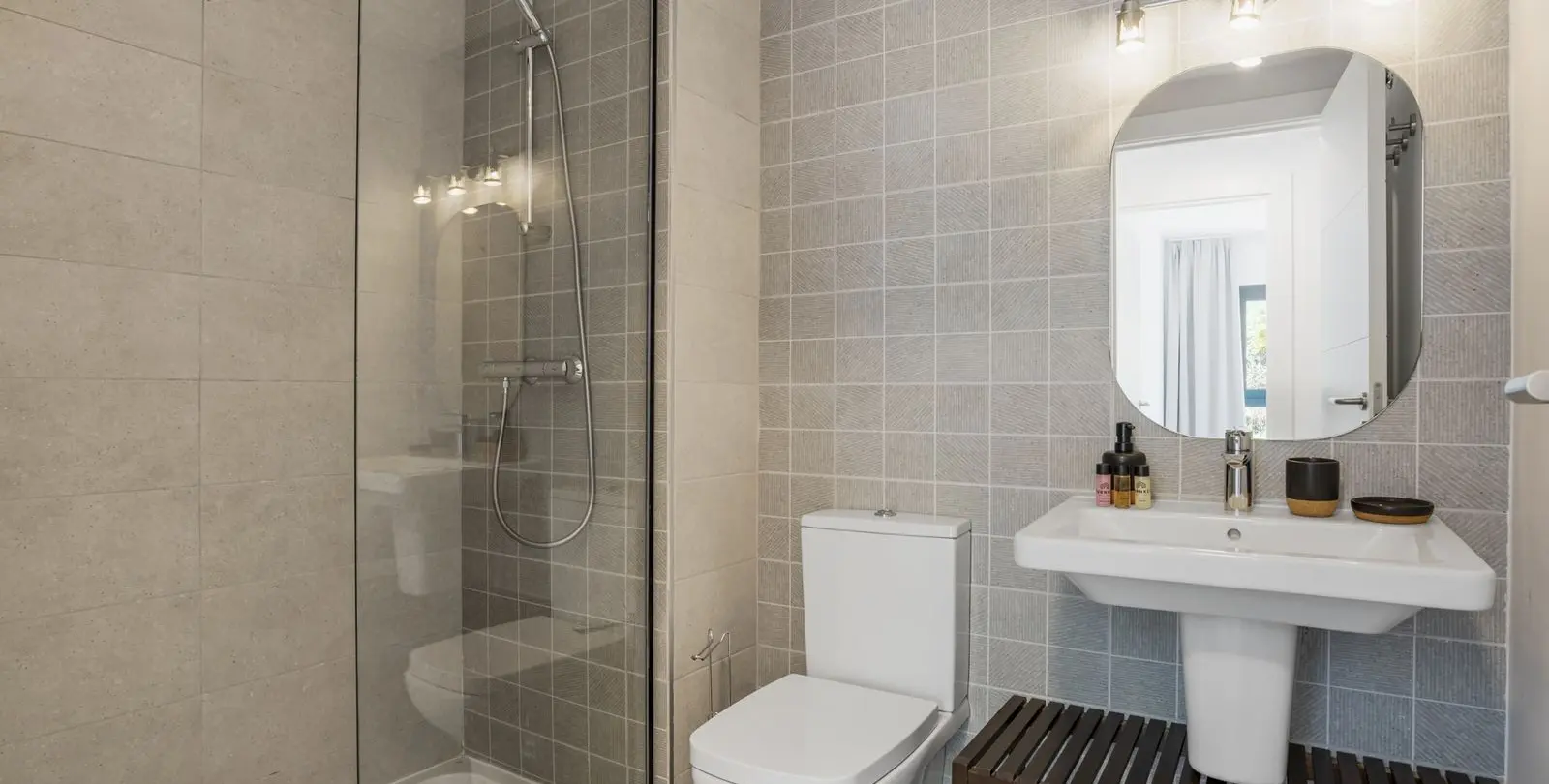 Venta de apartamento en planta media en Estepona 16