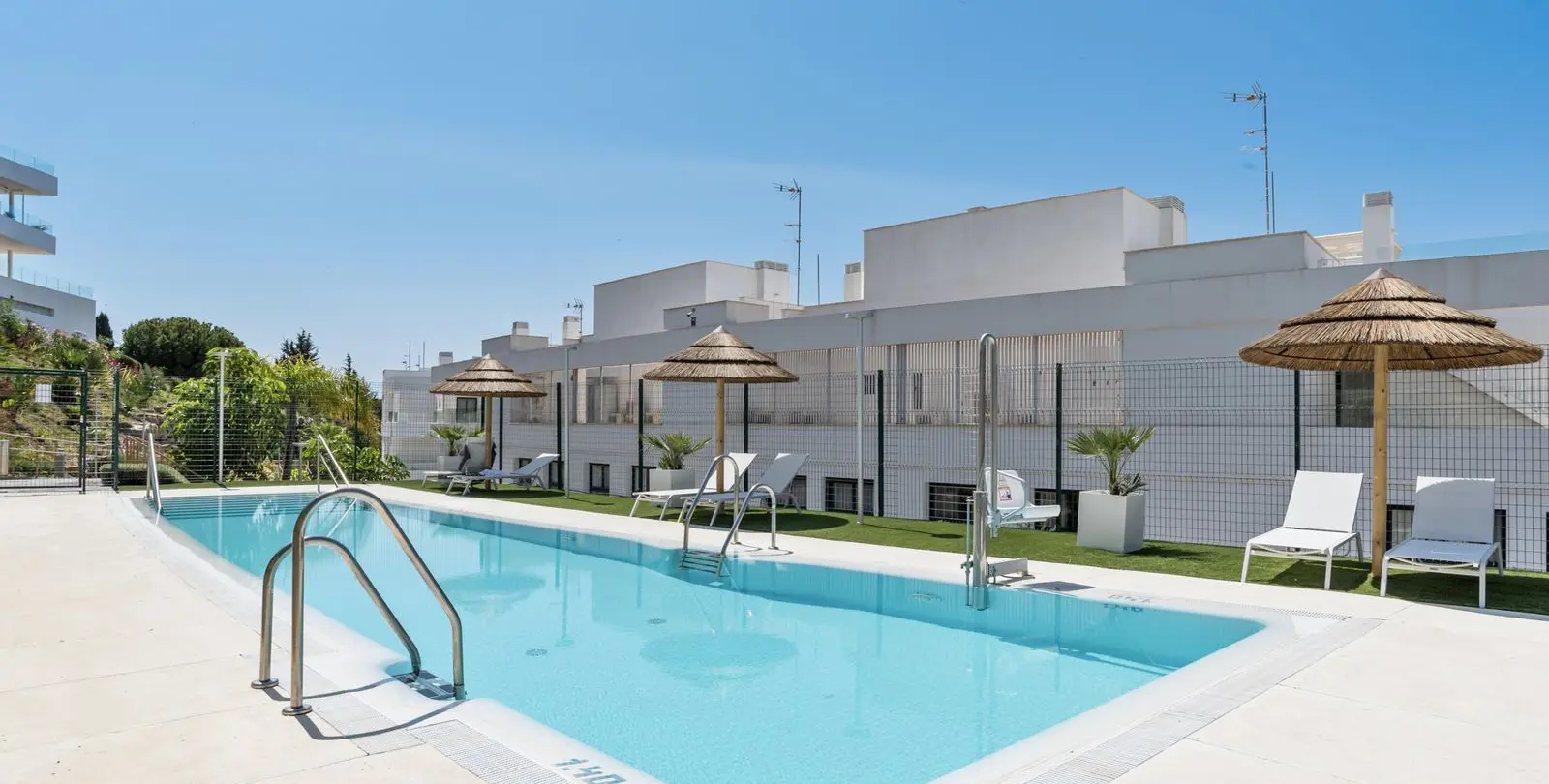 Venta de apartamento en planta media en Estepona 17