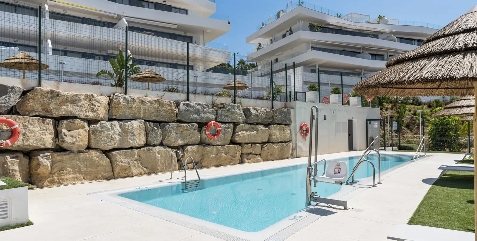 Venta de apartamento en planta media en Estepona 18