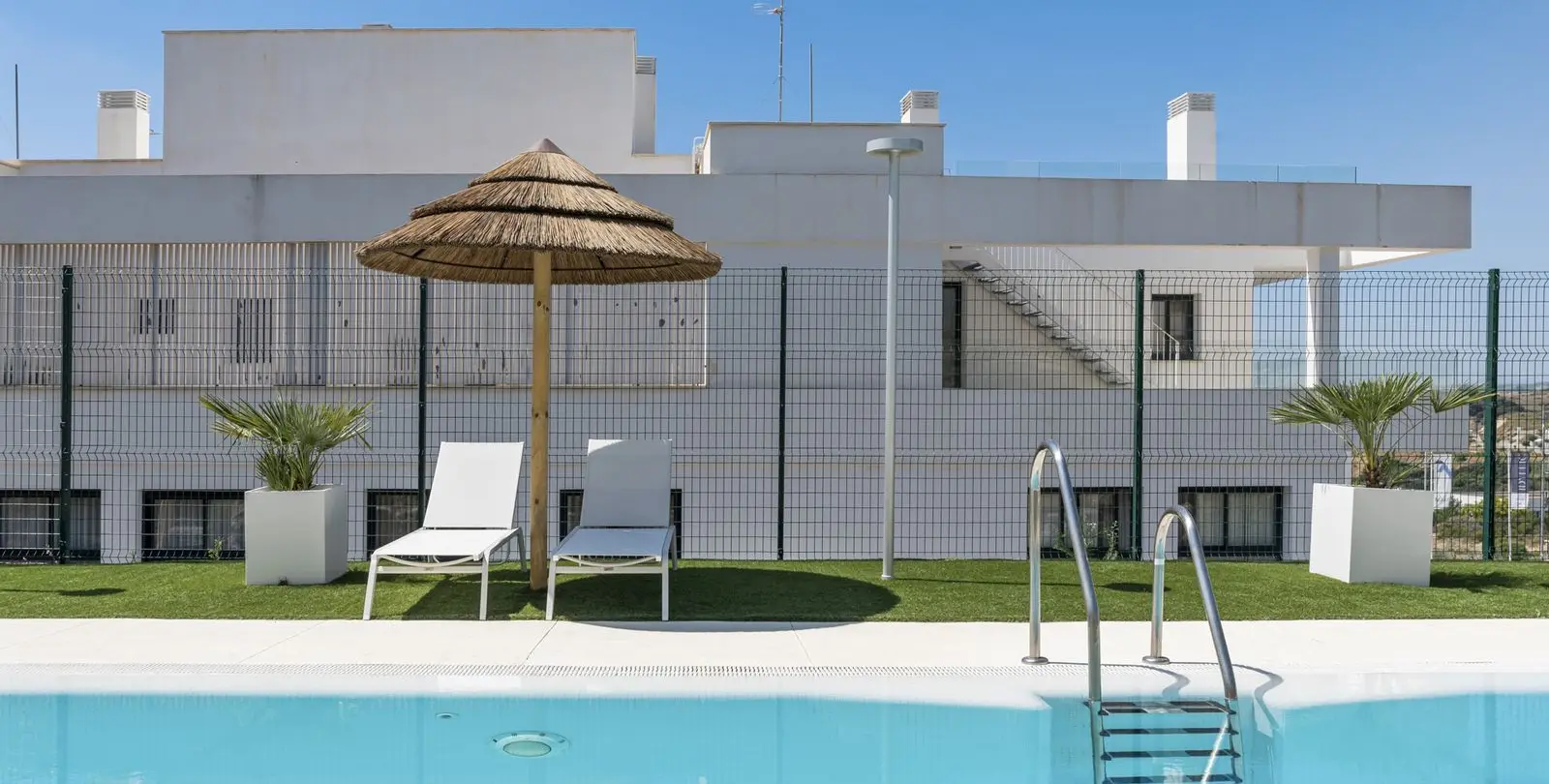 Venta de apartamento en planta media en Estepona 19