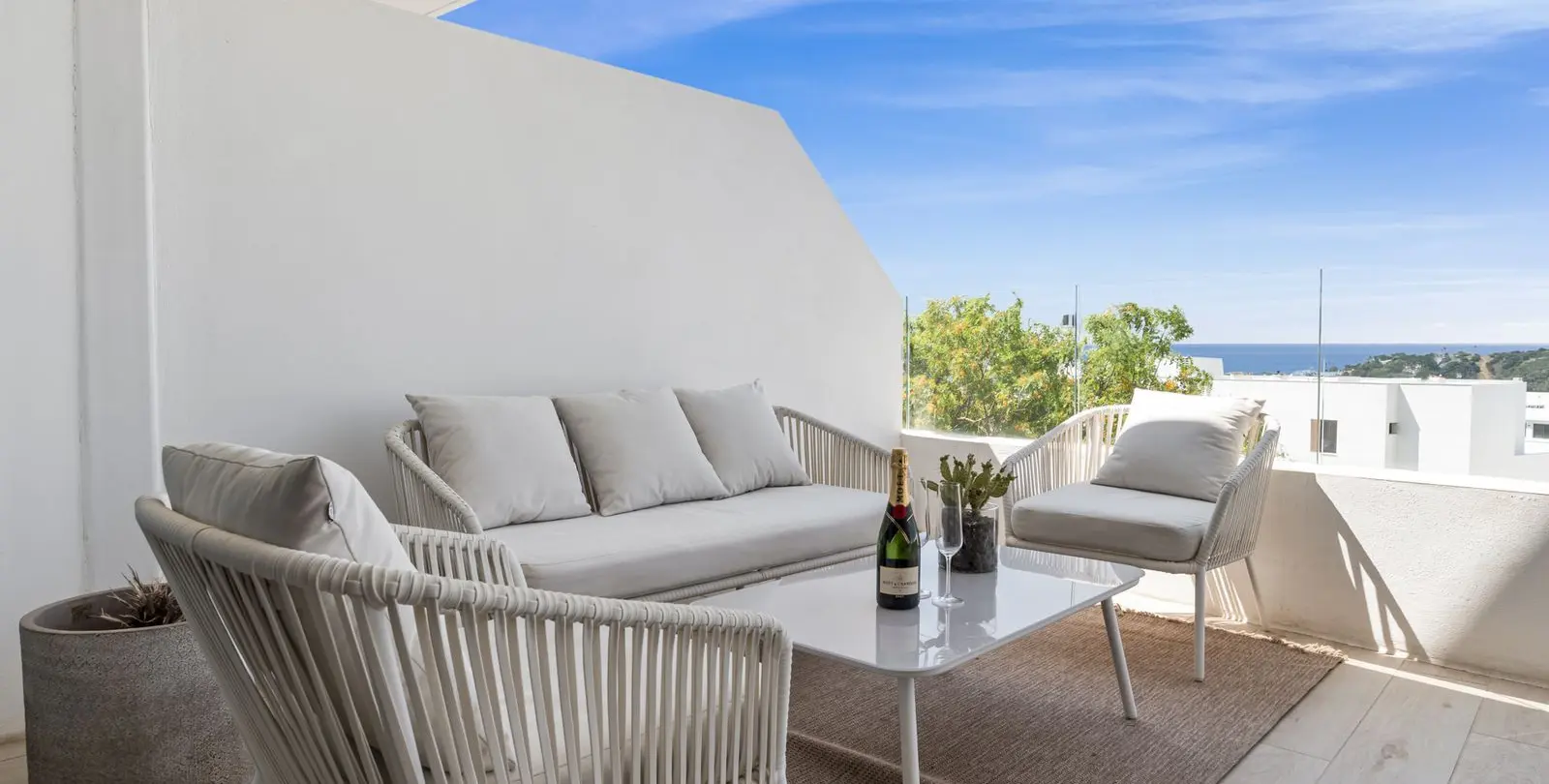 Venta de apartamento en planta media en Estepona 20
