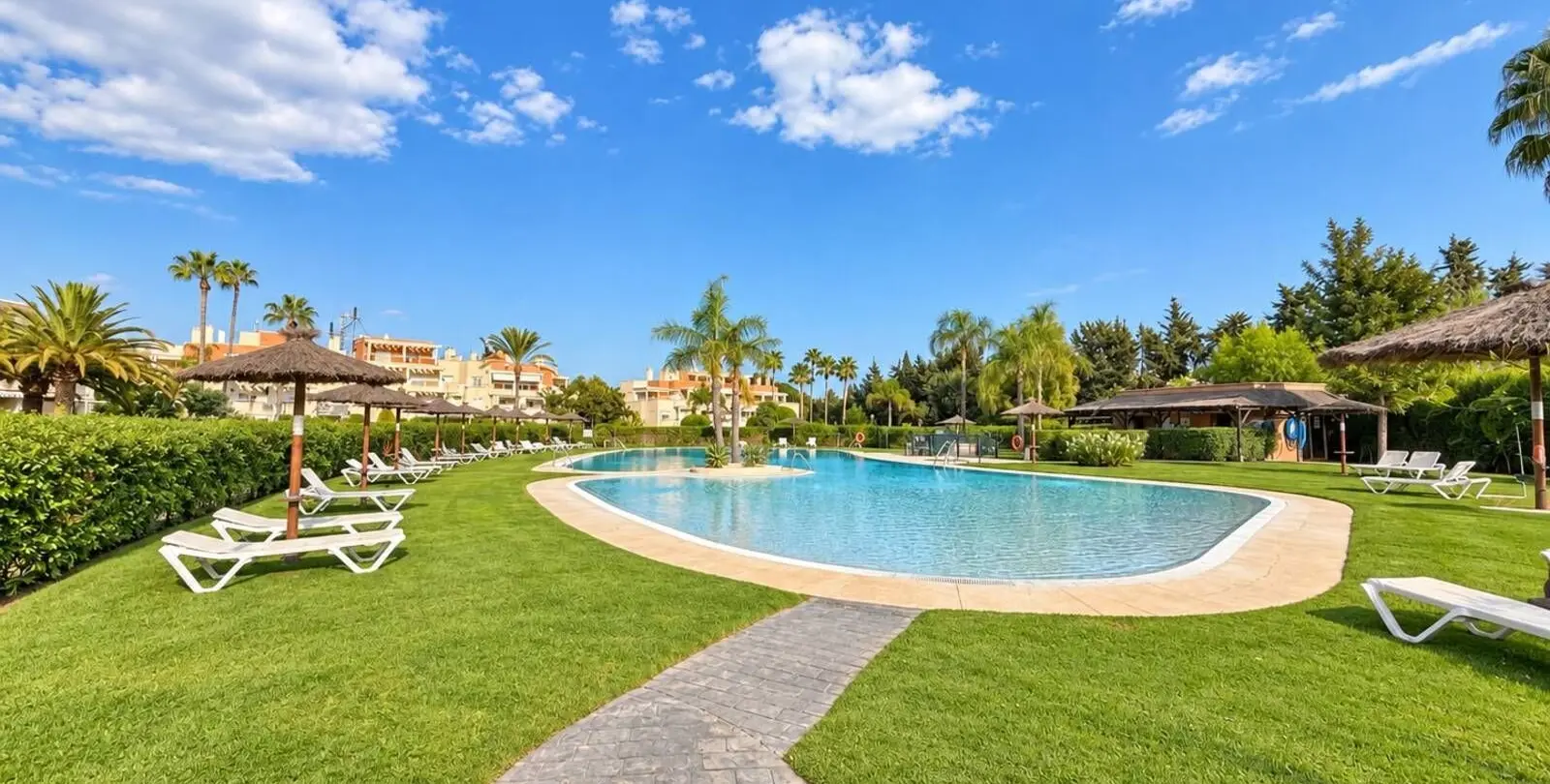 Продажа апартаментов на среднем этаже в Estepona 1