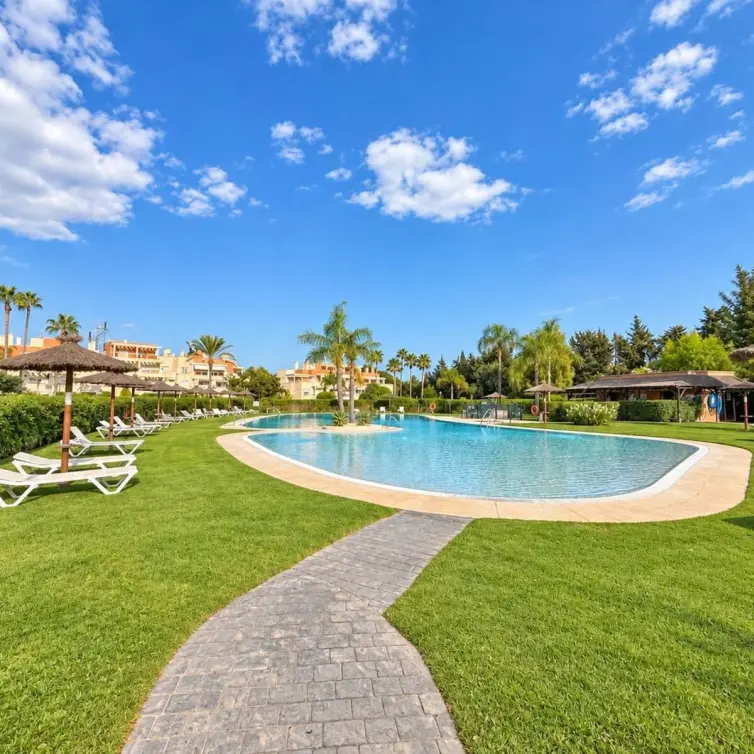 Продажа апартаментов на среднем этаже в Estepona