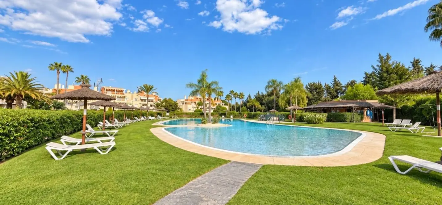 Продажа апартаментов на среднем этаже в Estepona 0