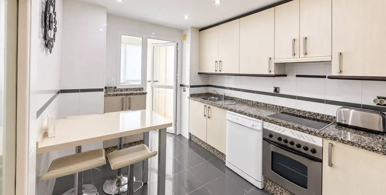 Продажа апартаментов на среднем этаже в Estepona 4