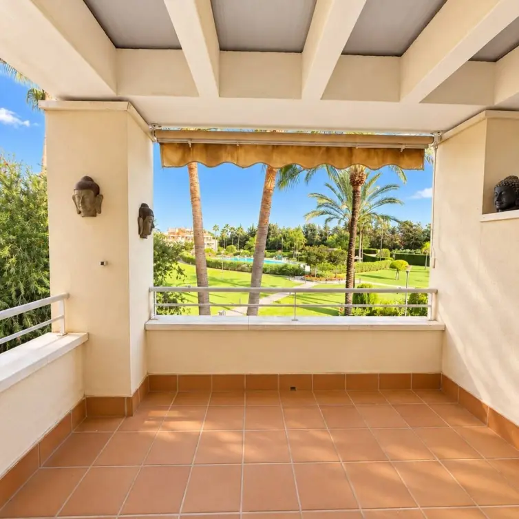 Продажа апартаментов на среднем этаже в Estepona