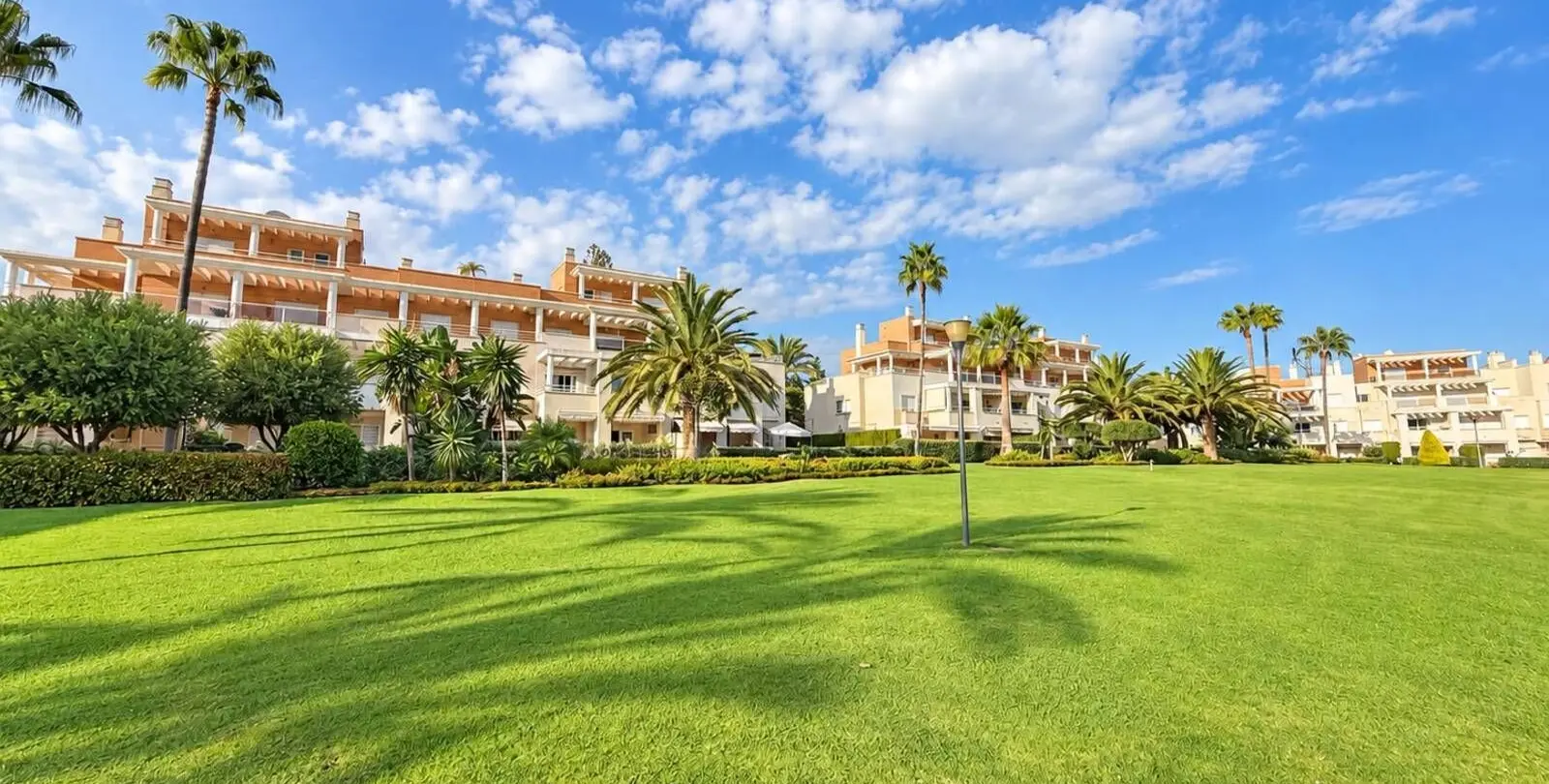 Продажа апартаментов на среднем этаже в Estepona 8
