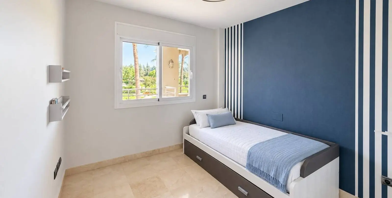 Продажа апартаментов на среднем этаже в Estepona 10