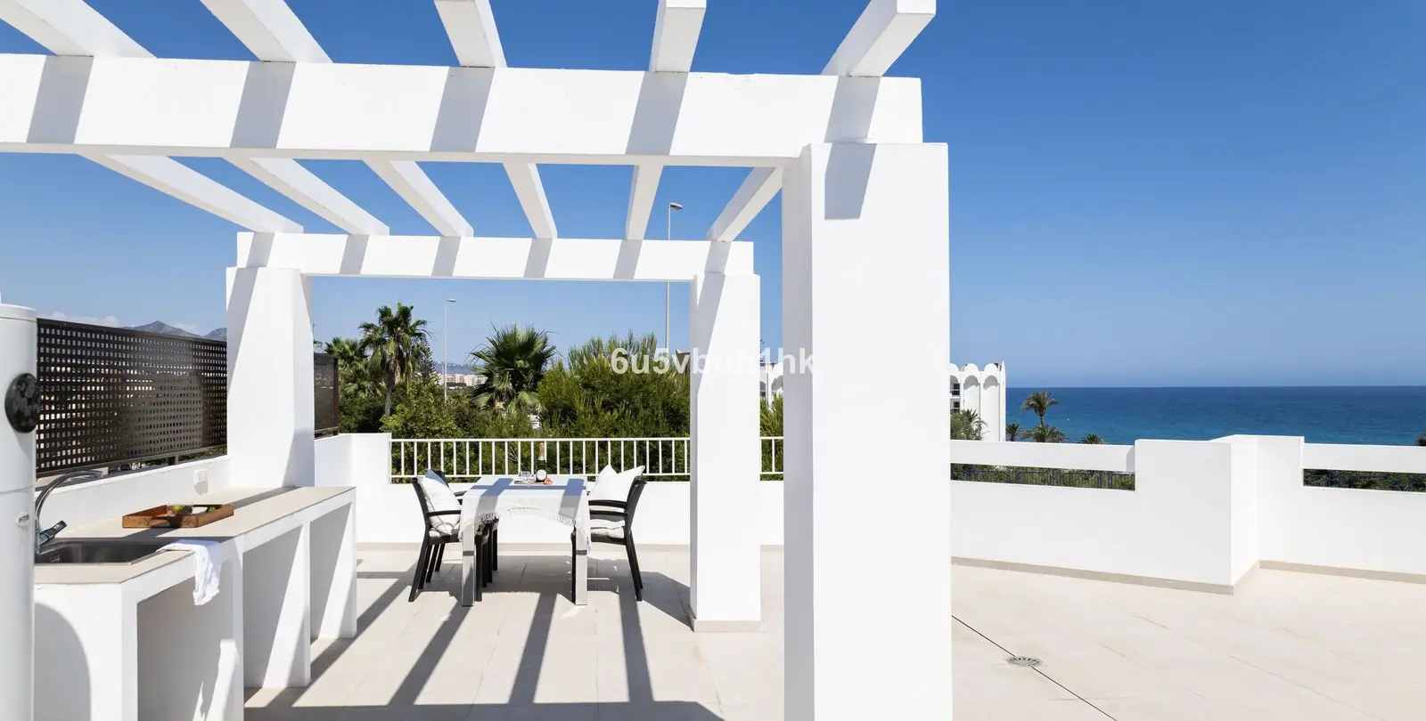 Продажа двухуровневых апартаментов в Nerja 1
