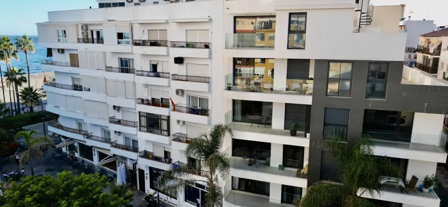 Venta de apartamento en planta media en Estepona 0
