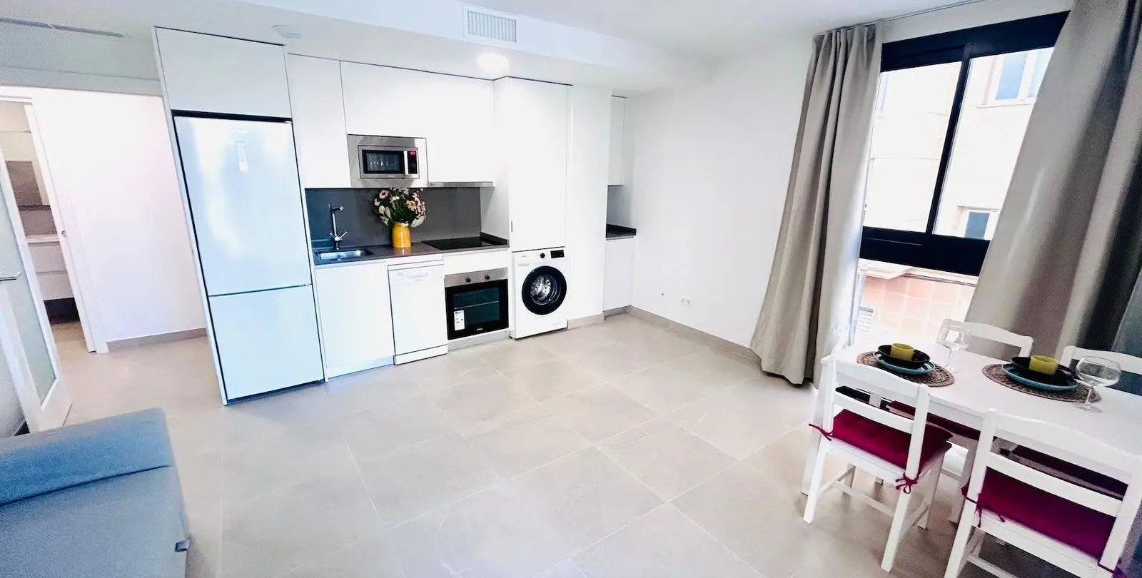 Venta de apartamento en planta media en Estepona 2