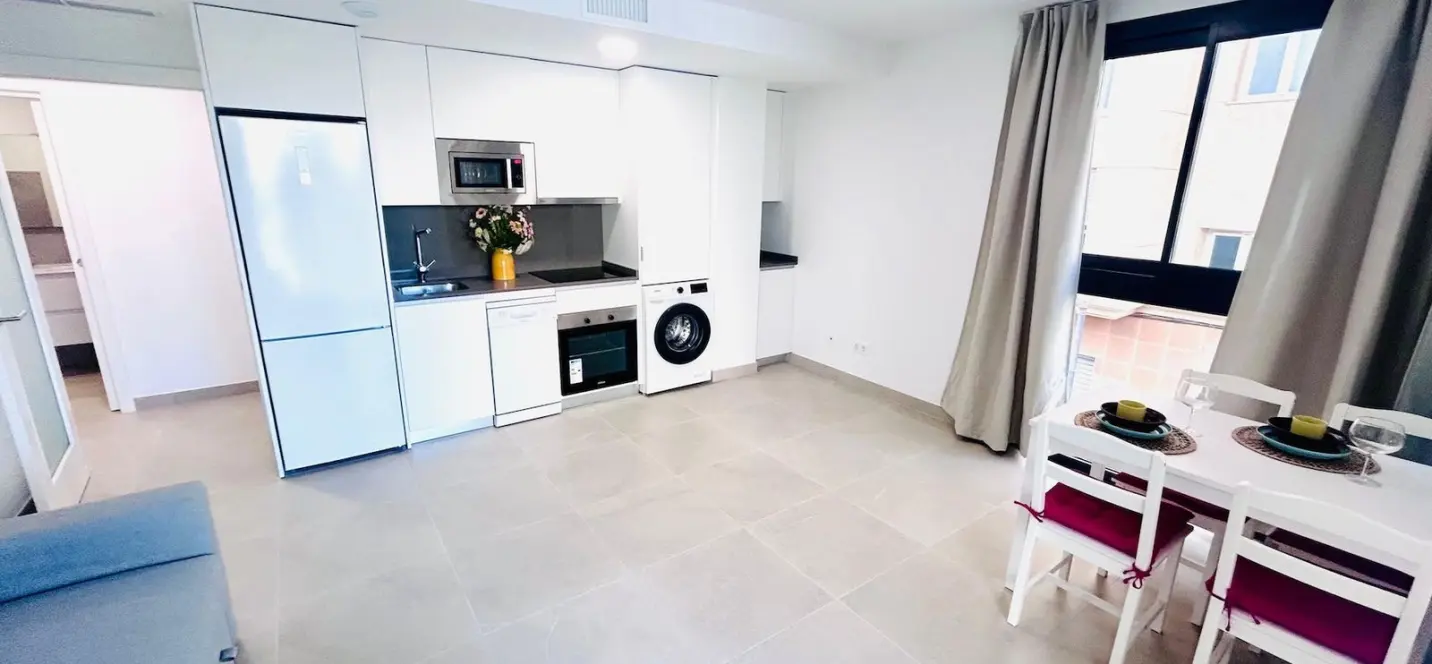 Venta de apartamento en planta media en Estepona 1