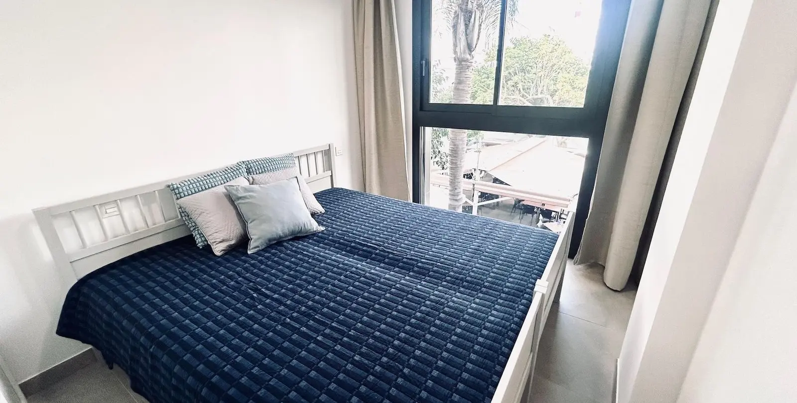 Venta de apartamento en planta media en Estepona 14