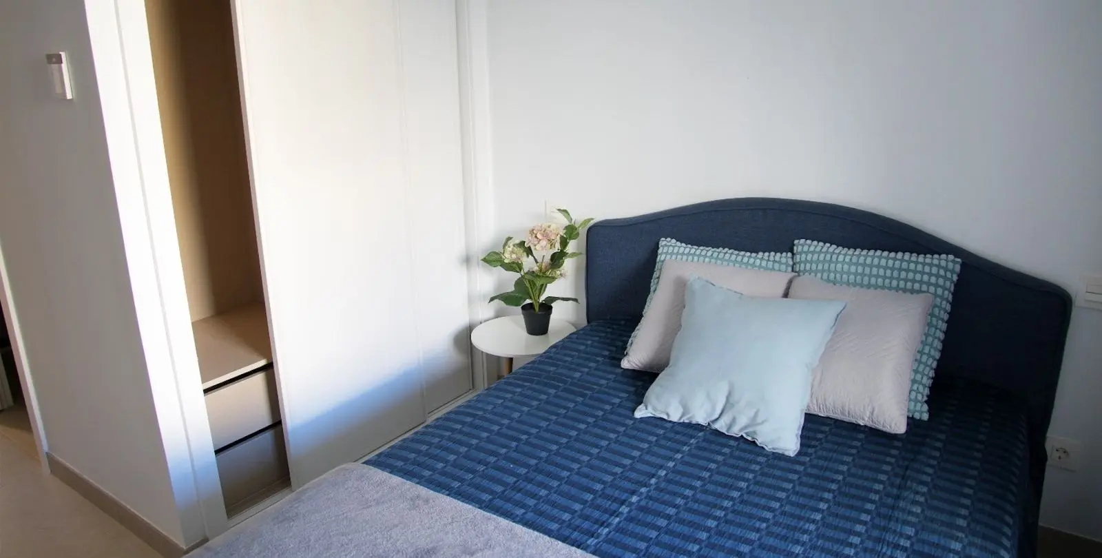 Venta de apartamento en planta media en Estepona 15