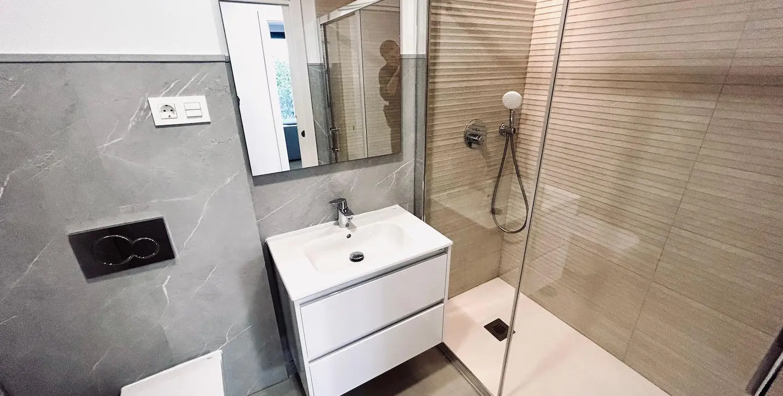 Venta de apartamento en planta media en Estepona 17