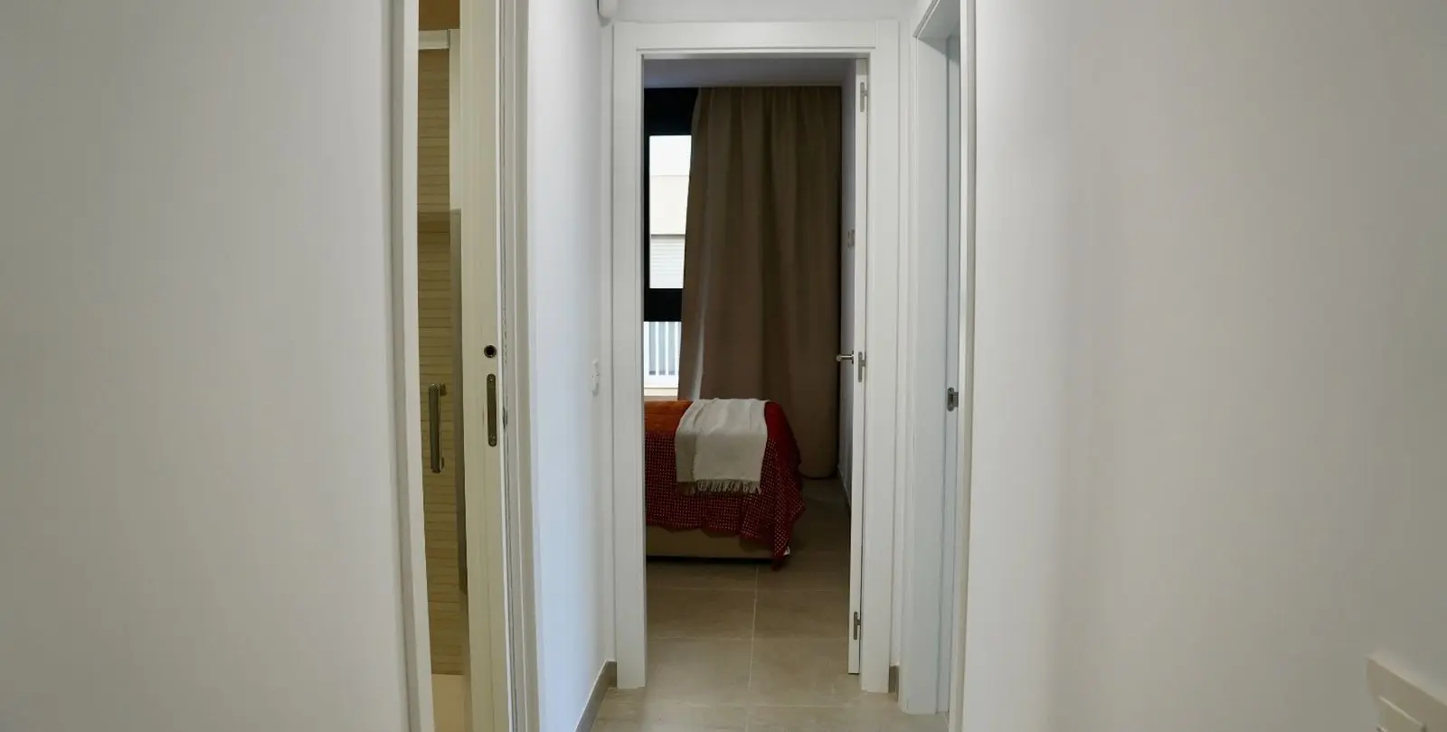 Venta de apartamento en planta media en Estepona 18